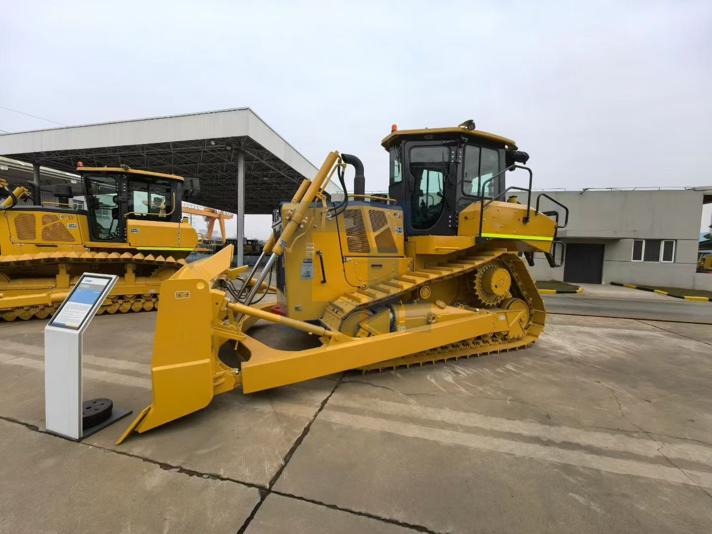 Highland Heavy Machinery Crawler Dozer for Earthmoving & Construction Projects