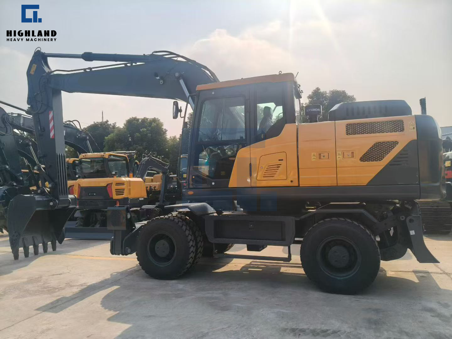 Highland Heavy Machinery Wheeled Excavator for Road Construction & Urban Projects